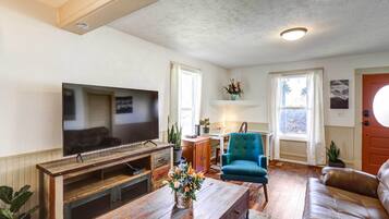 House (4 Bedrooms) | Living area | Books