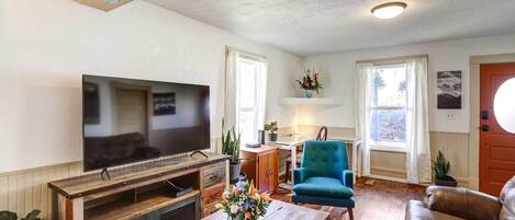 House (4 Bedrooms) | Living area | Books