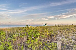 A beach with a wooden fence and a small structure in the distance. - Central Venice Apartment w/ Balcony, Walk to Beach (Venice)