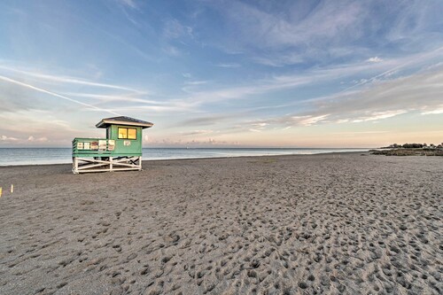 Central Venice Apartment w/ Balcony, Walk to Beach
