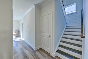 House (5 Bedrooms) | Interior
