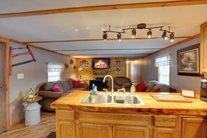 House (2 Bedrooms) | Interior