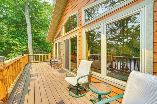 Four-season Lake Cabin w/ Canoe & Paddle Boat!