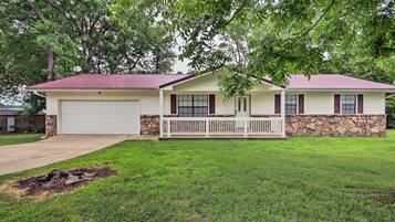 House (3 Bedrooms) | Exterior