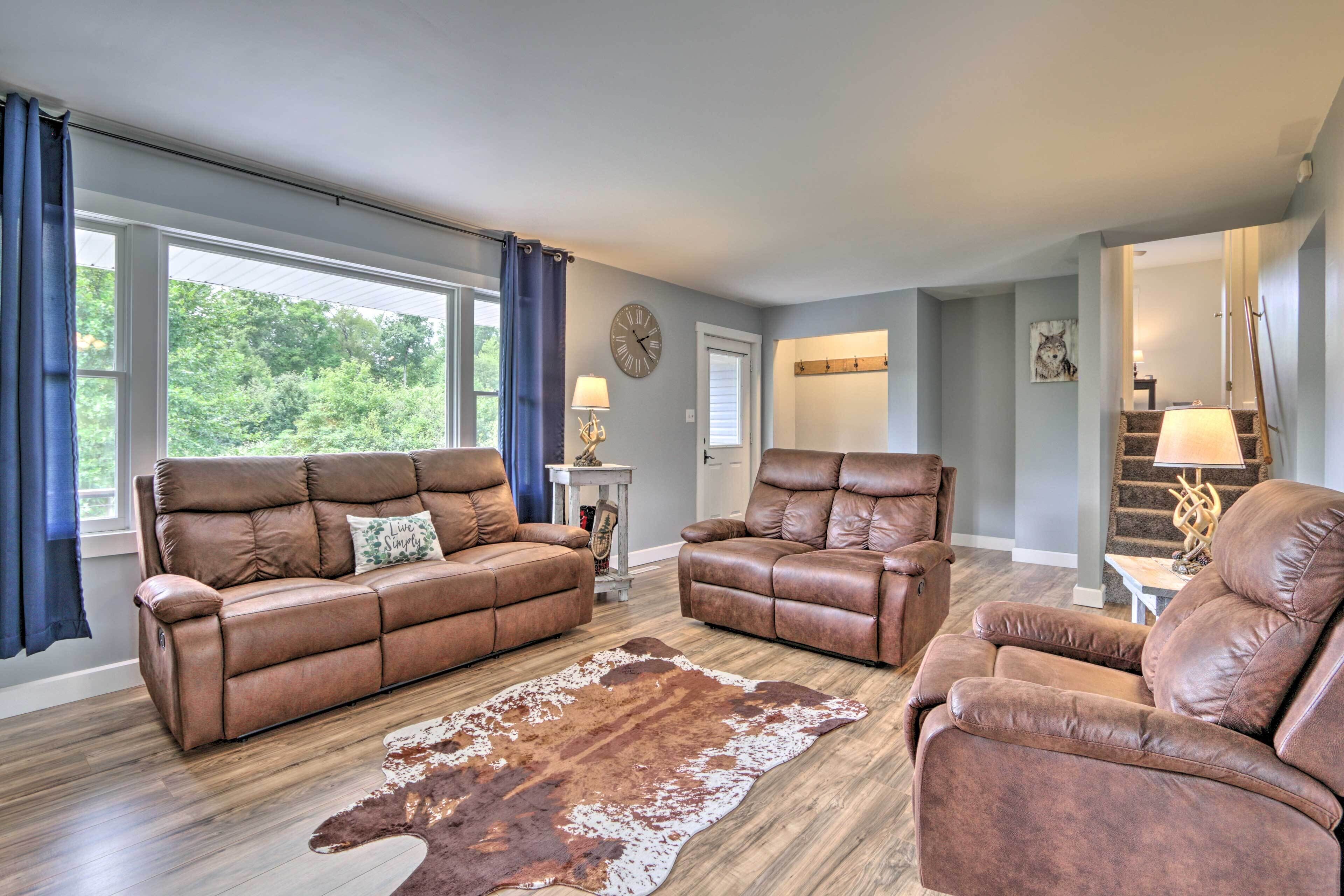 Modern Zanesville Escape w/ Deck & Spacious Yard