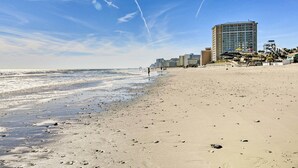 A beach with a large hotel in the background. - Oceanfront Myrtle Beach Condo w/ Balcony! (Myrtle Beach)