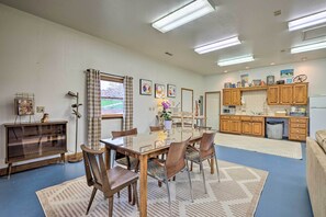 Dining - Peaceful Fayetteville Getaway - Pets Welcome! (Fayetteville)