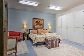 1 bedroom, iron/ironing board, bed sheets - Peaceful Fayetteville Getaway - Pets Welcome! (Fayetteville)