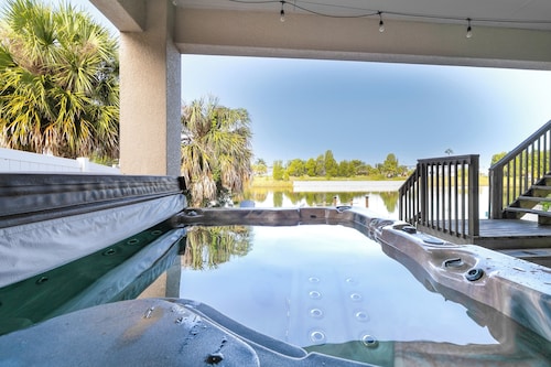 Bright Bayfront Home < 2 Mi to Hernando Beach!