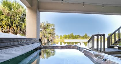 Bright Bayfront Home < 2 Mi to Hernando Beach!