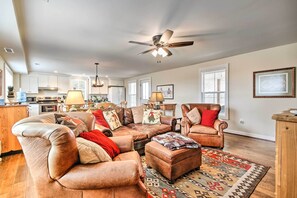 House (4 Bedrooms) | Interior - 'anny's Farm House' in Round Hill Wine Country! (Round Hill)