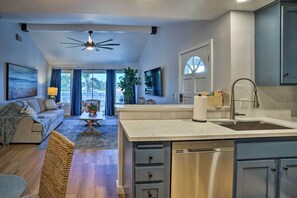 Apartment (1 Bedroom) | Private kitchen | Microwave, oven, stovetop, dishwasher - Cozy-chic Condo: Walk to Beach & Park! (Dana Point)