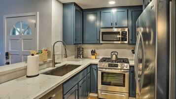 Apartemen (1 Bedroom) | Dapur pribadi | Microwave, oven, kompor, dan mesin pencuci piring
