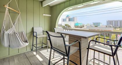 Cozy Carolina Beach Condo w/ Ocean Views!