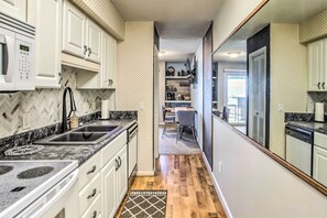 Apartment (1 Bedroom) | Interior - Cozy Carolina Beach Condo w/ Ocean Views! (Carolina Beach)