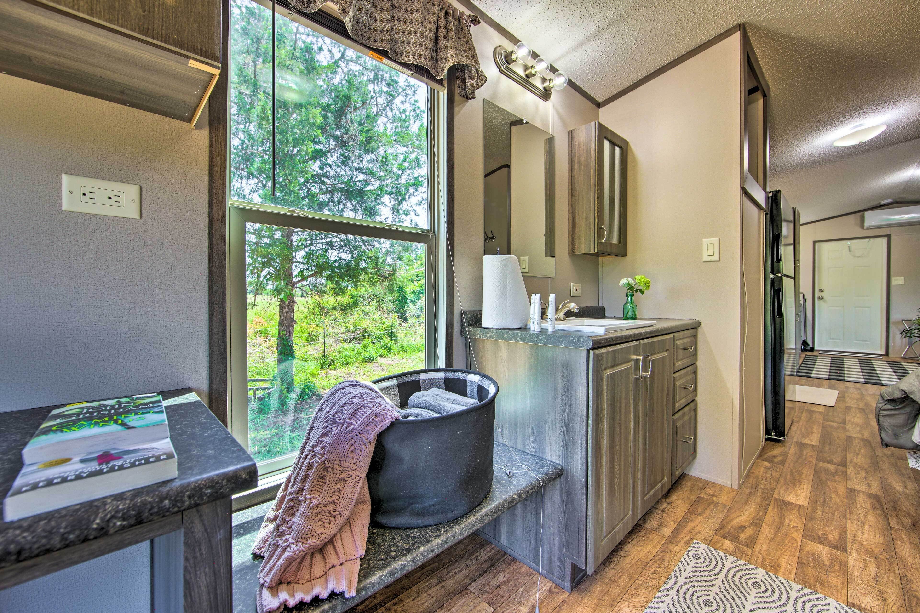 Modern Alba Tiny Home Near Lake Fork Boating!