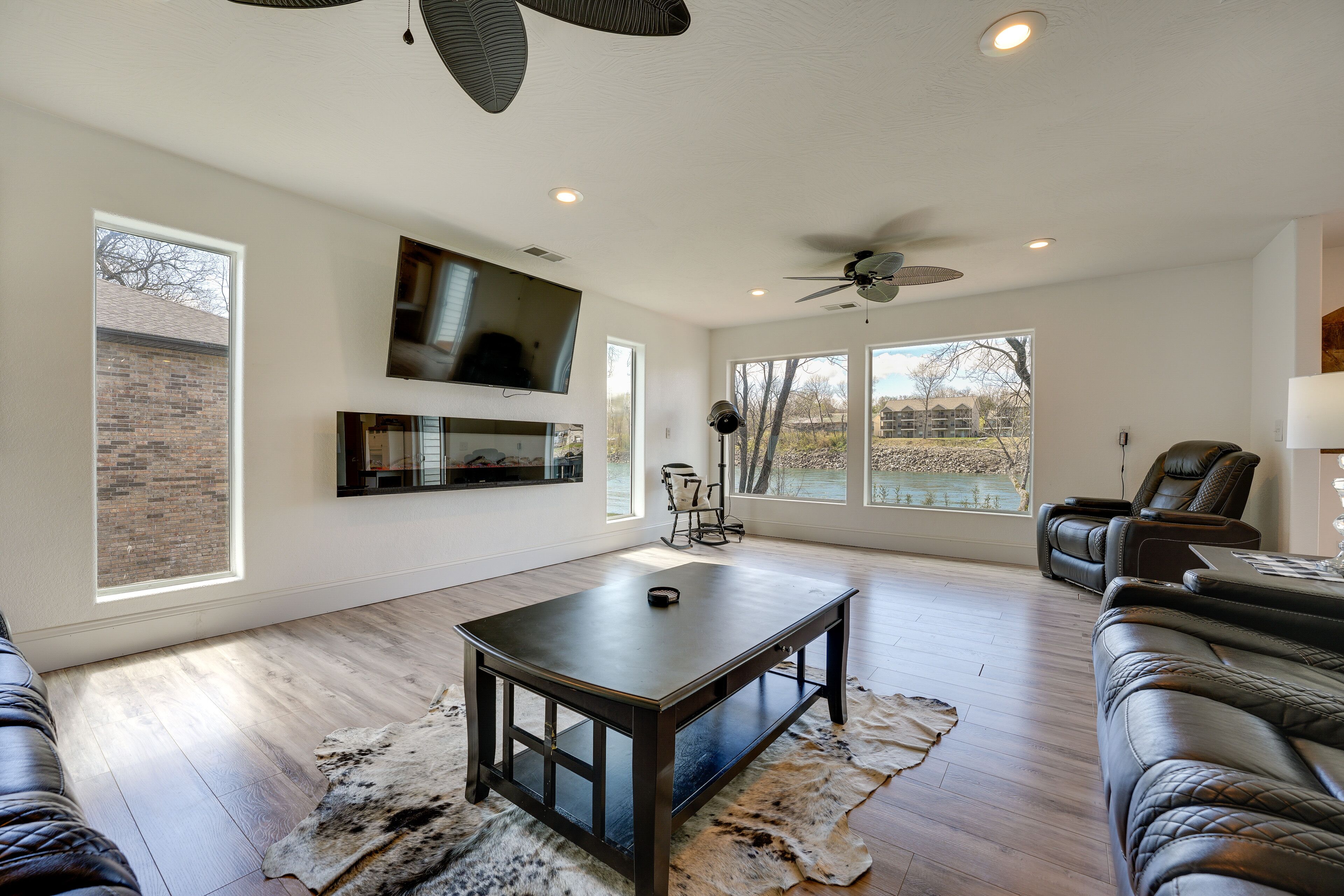 Family-friendly Missouri Vacation Rental on Water!