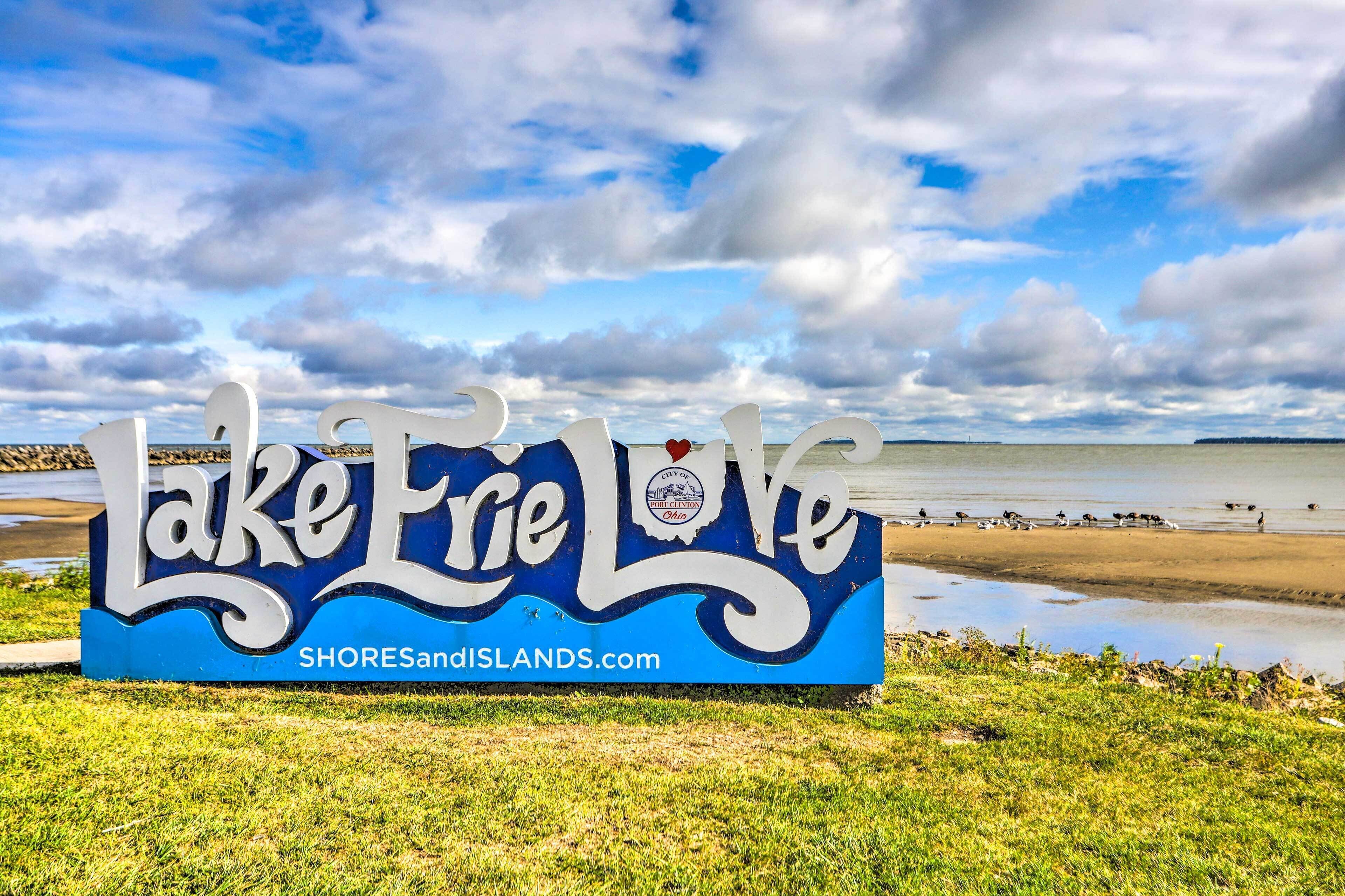 Une pancarte portant l’inscription « Lake Erie Love » et l’adresse d’un site web.