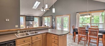 Mountain Home Cottage w/ Deck on White River!