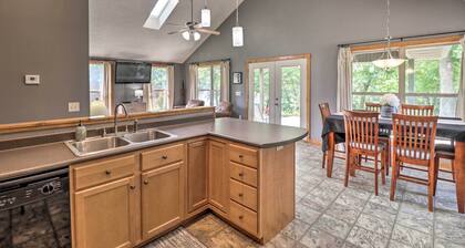 Mountain Home Cottage w/ Deck on White River!