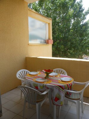 تناول الطعام بالخارج