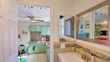 Apartment (0 Bedroom) | Private kitchen | Microwave, oven, stovetop, blender