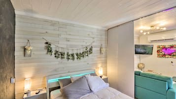 Iron/ironing board, bed sheets