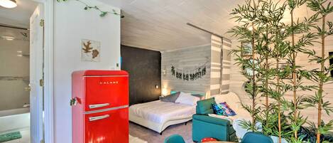 Iron/ironing board, bed sheets