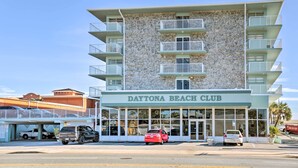 Ein Gebäude mit einer Steinauffahrt und mehreren Balkonen, mit der Aufschrift "Daytona Beach Club".