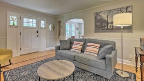 A living room with a grey sofa, patterned rug, and a round coffee table. - Charming Cincinnati Home < 10 Mi to Downtown! (Cincinnati)
