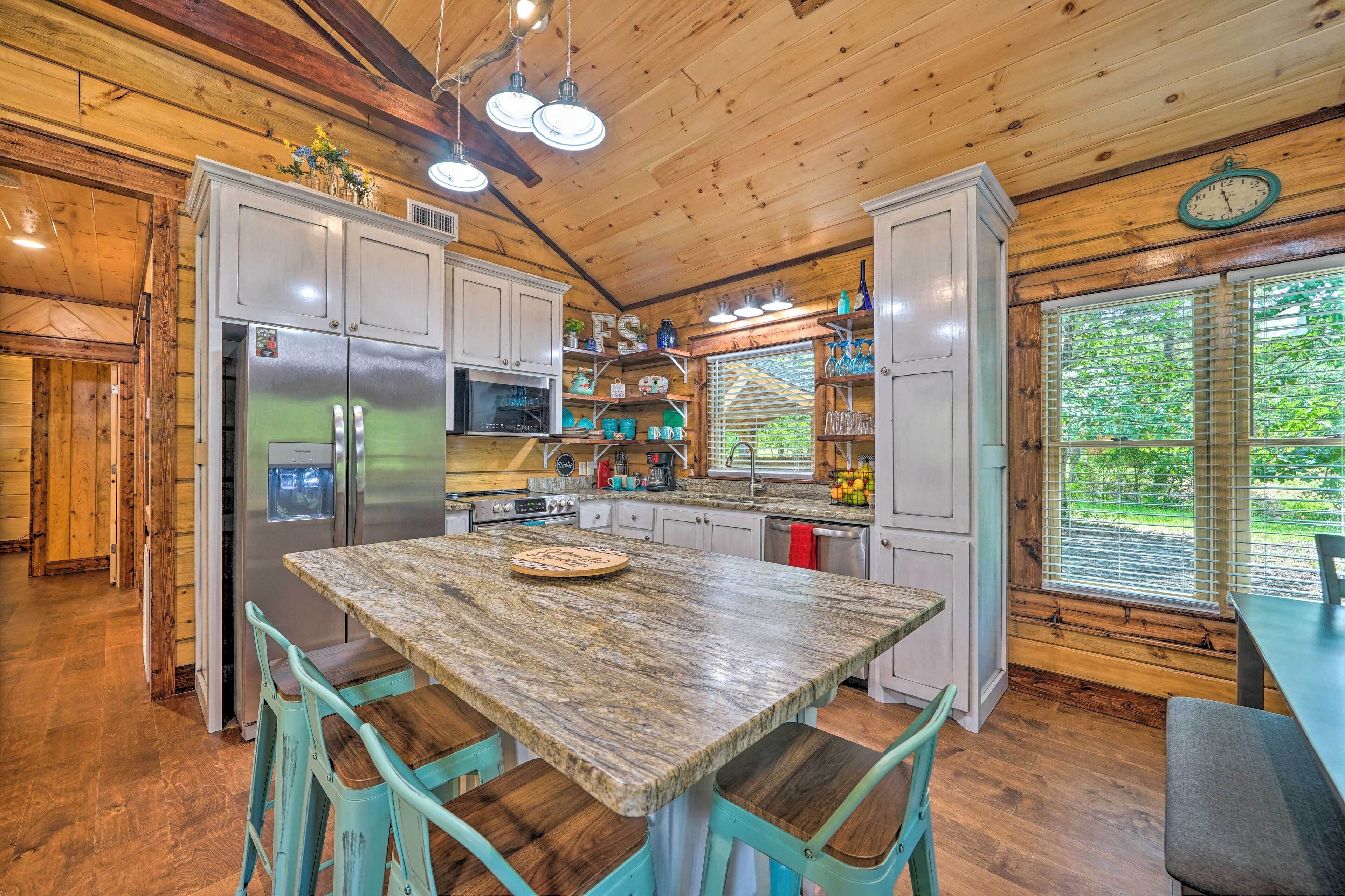 Pet-friendly 'falling Star' Cabin w/ Hot Tub!