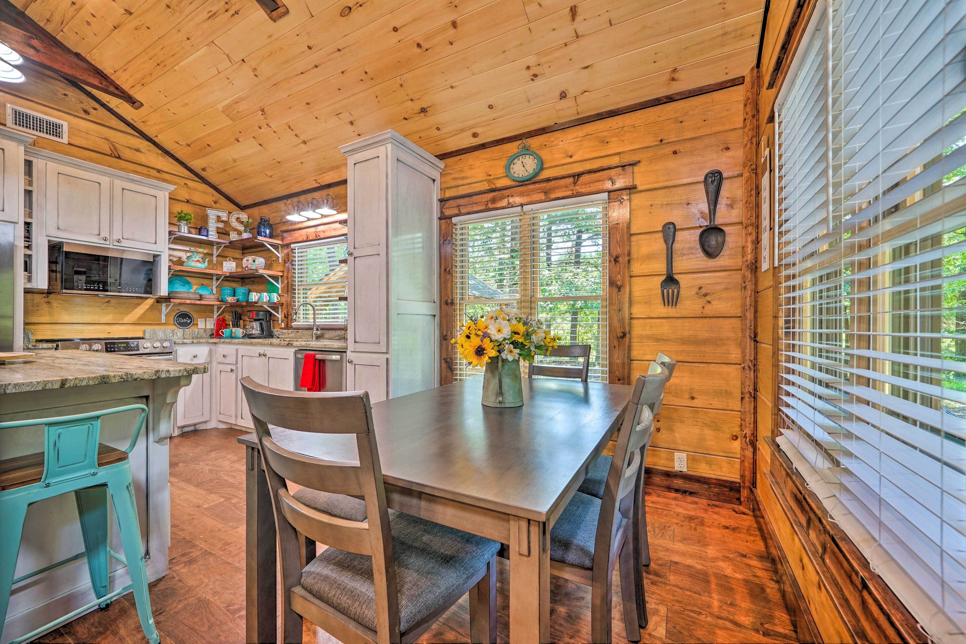 Pet-friendly 'falling Star' Cabin w/ Hot Tub!