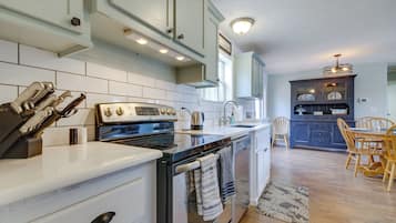 House (5 Bedrooms) | Interior