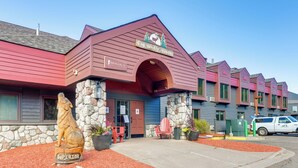 A building with a stone facade, a red roof, and a sign reading "Caribou Highlands". - Lutsen Mountain Townhome - 2 Mi to Lake Superior! (Lutsen)