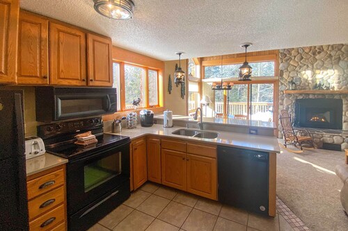 Lutsen Mountain Townhome - 2 Mi to Lake Superior!