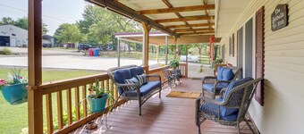 Cozy Lake Eufaula Hideaway w/ Fire Pit & Hot Tub!