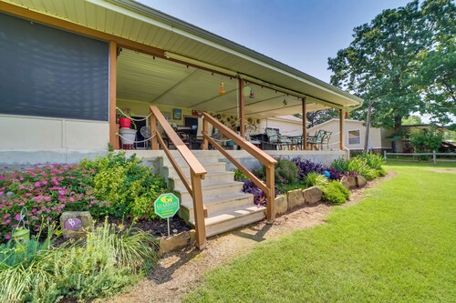 Cozy Lake Eufaula Hideaway w/ Fire Pit & Hot Tub!