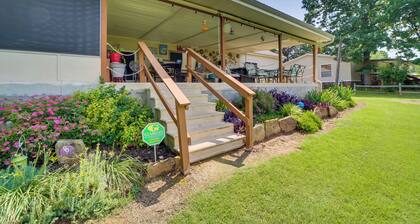 Cozy Lake Eufaula Hideaway w/ Fire Pit & Hot Tub!