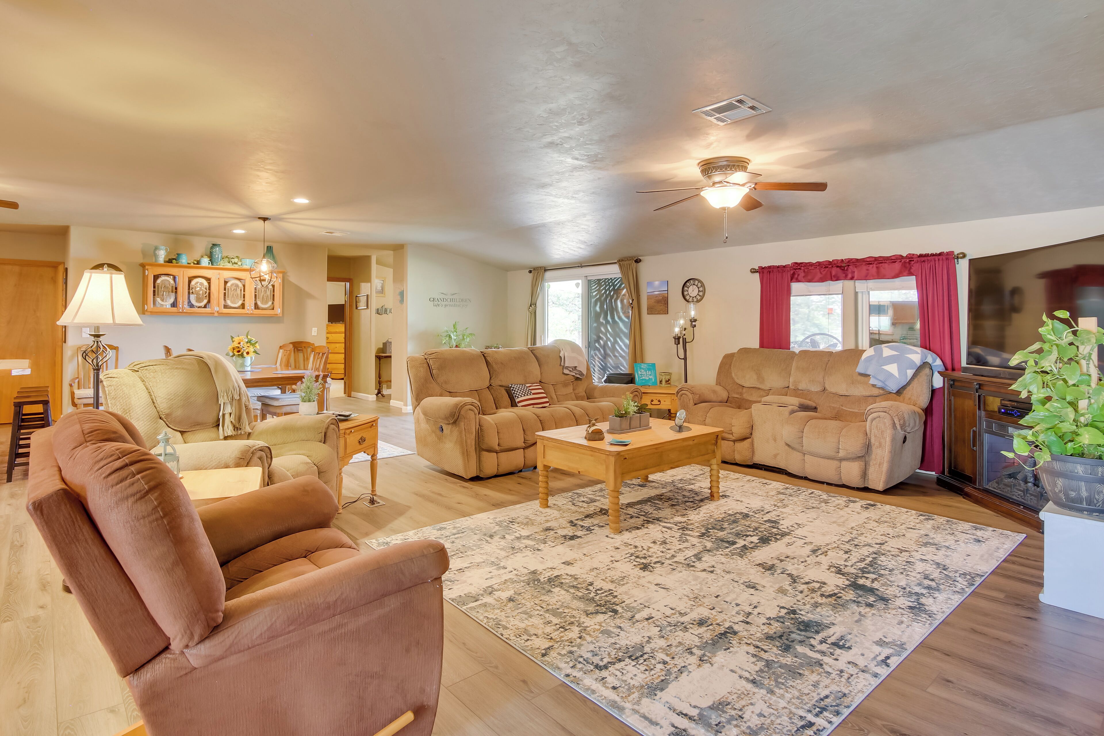 Cozy Lake Eufaula Hideaway w/ Fire Pit & Hot Tub!