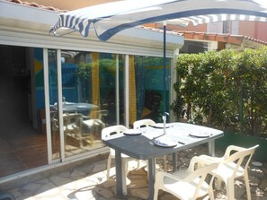 Outdoor dining - VILLA  3 ROOMS MEZ 49m² + TERRACE 13m2 REF 4008 (MARSEILLAN PLAGE)