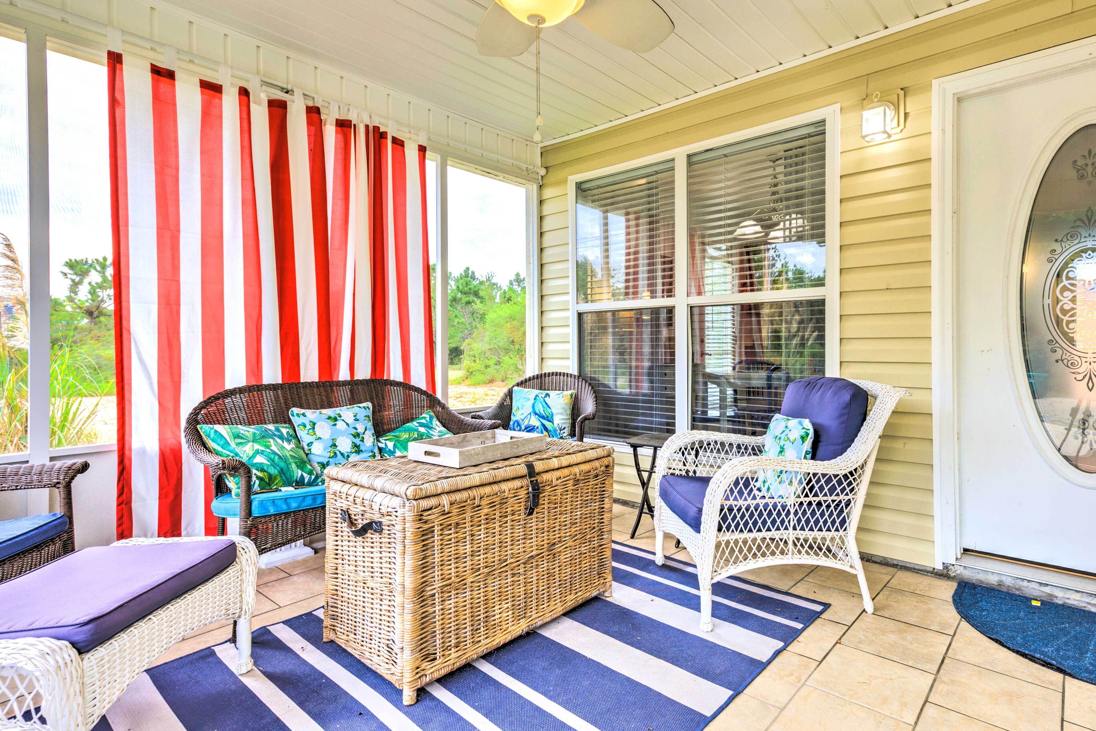 Secluded 'La Mer Cottage' < 1 Mi to Beach!