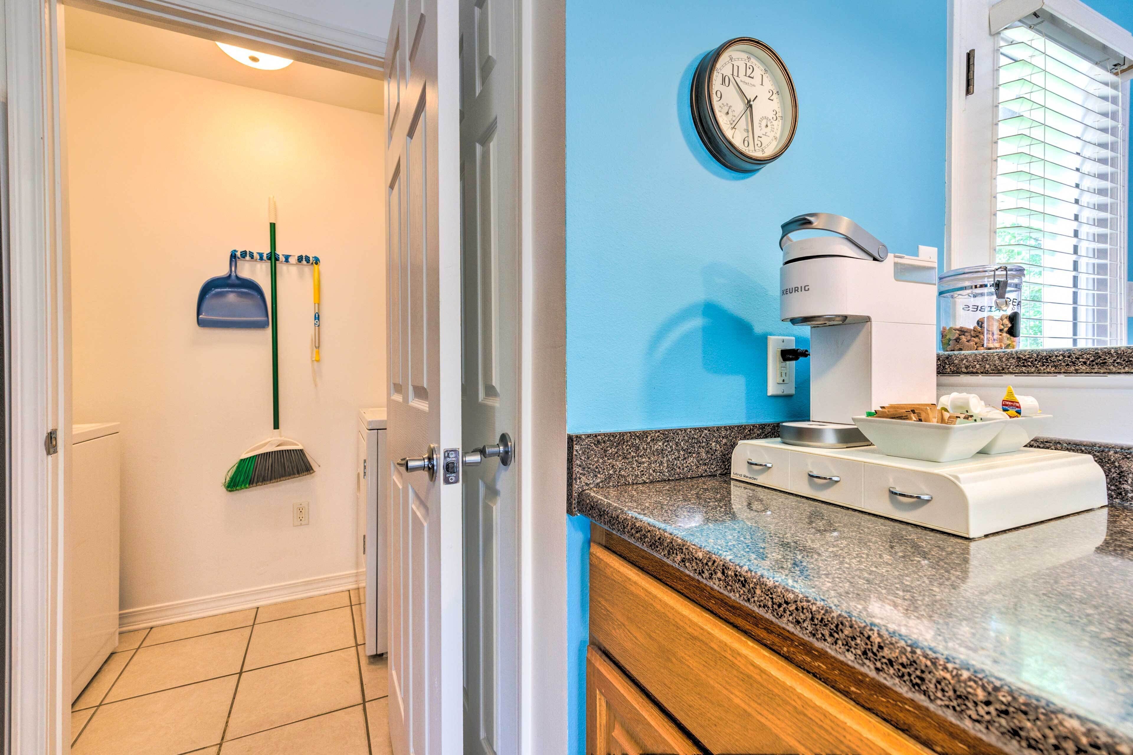 Secluded 'La Mer Cottage' < 1 Mi to Beach!