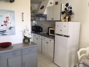 Kylskåp, mikrovågsugn, grytor/köksredskap och frys