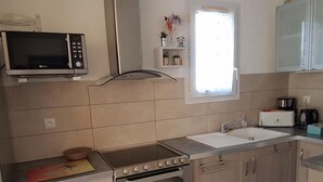 Une cuisine équipée d’un four à micro-ondes, d’une cuisinière, d’un four, d’un évier et d’une fenêtre donnant sur un beau paysage.