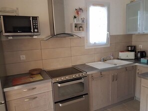 Kjøleskap, mikrobølgeovn, ovn og oppvaskmaskin