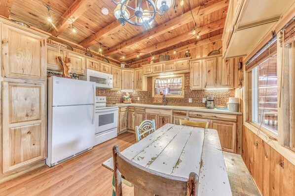 House (1 Bedroom) | Interior - Ruidoso Cabin w/ Hot Tub - 2 Mi to Grindstone Lake (Ruidoso)