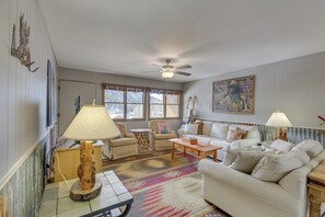 Interior - Red River Ski Condo on Main St - Mtn View! (Red River)