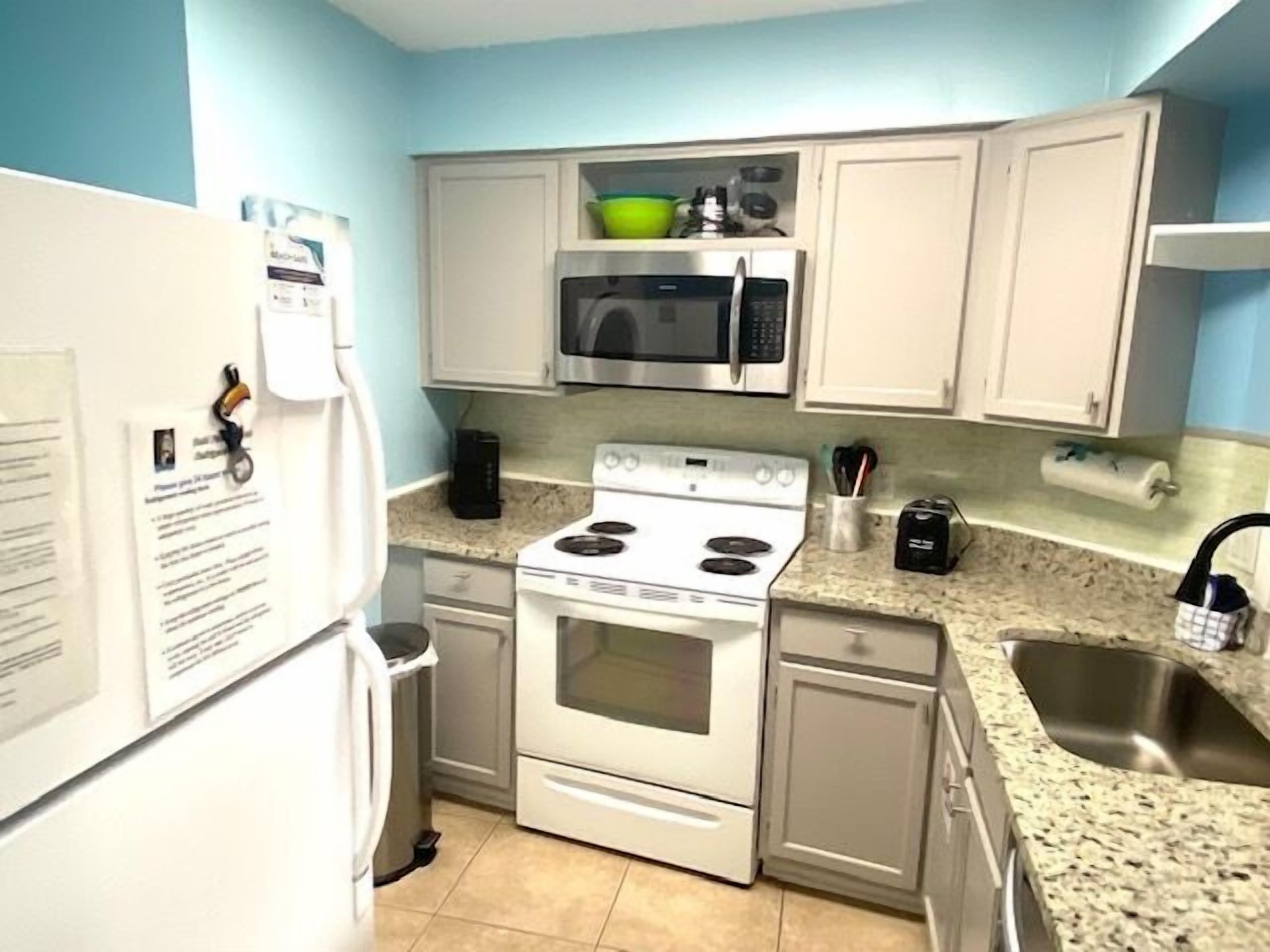 Nice Tropical Decor Across From The Gulf~ Pool and Gazebo~Deeded Beach Access