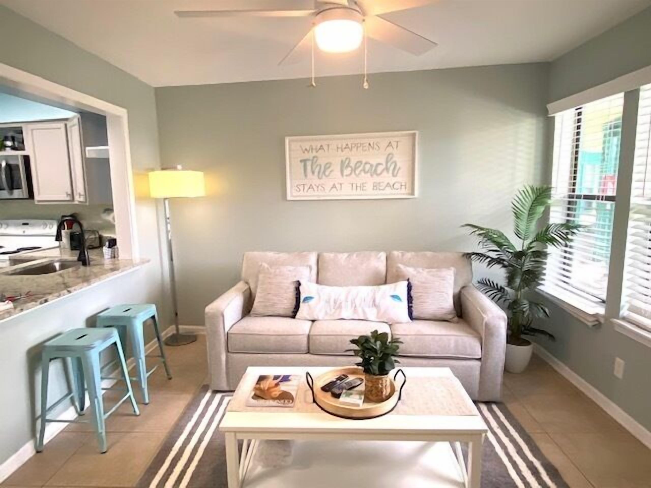 Nice Tropical Decor Across From The Gulf~ Pool and Gazebo~Deeded Beach Access