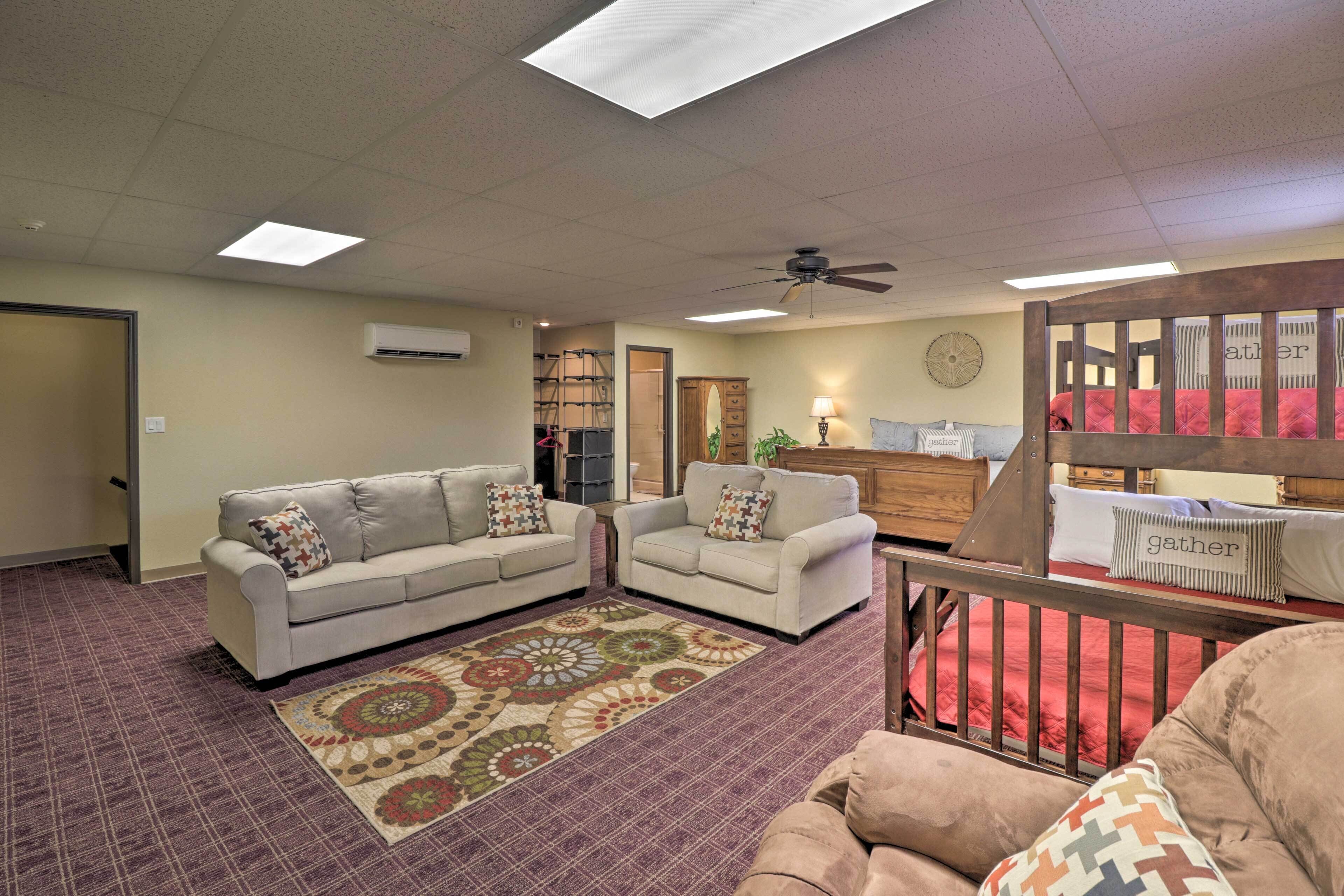 Roomy Multi-family Retreat in Dtwn Mountain Home!